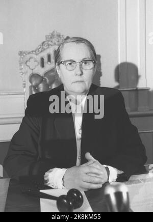 Oslo 19620217. Die Vertreterin von Storting, Magnhild Hagelia aus Gjerstad in Risør, ist die erste Frau auf dem Platz des Präsidenten der Lagering. Hier knüppelt sich Hagelia um den Titel der ersten weiblichen Präsidentin des Landes. Foto: Sverre Børretzen Current / NTB Stockfoto