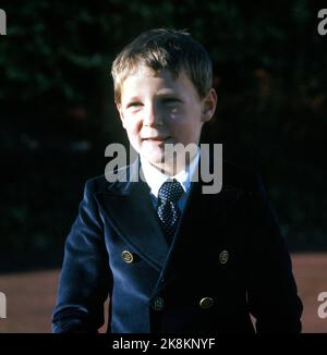 Asker 197909: Die Kronprinzenfamilie in Skaugum, September 1979. Das Kronprinzenpaar und die Kinder, die zu Hause in Skaugum fotografiert wurden. Das Bild: Prinz Haakon Magnus im Garten von Skaugum. Foto: Bjørn Sigurdsøn / NTB / NTB Stockfoto