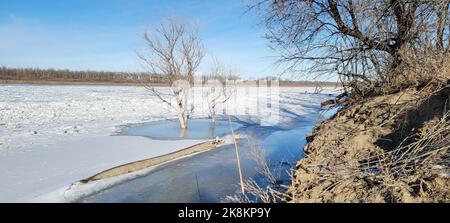 Eine Weitwinkelaufnahme des Missouri River im Winter in den Vereinigten Staaten von Amerika. Stockfoto