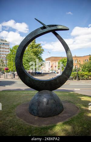 Eine vertikale Aufnahme des Frank Whittle Memorial in Rugby, England Stockfoto