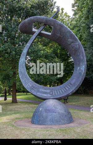 Eine vertikale Aufnahme des Frank Whittle Memorial in Rugby, England Stockfoto