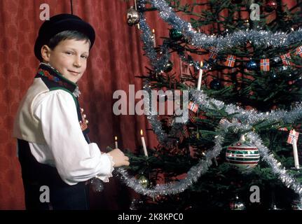 Asker 1981-12: Weihnachtsvorbereitungen bei Skaugum. Die Kronprinzfamilie bereitet Weihnachten in seinem Haus am 1981. Dezember vor. Prinz Haakon Magnus schmückt den Weihnachtsbaum. Foto: Bjørn Sigurdsøn / NTB / NTB Stockfoto