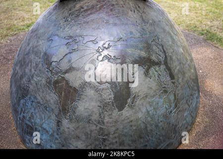 Eine detaillierte Nahaufnahme des Frank Whittle Memorial in Rugby, England Stockfoto
