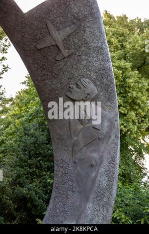 Eine detaillierte Nahaufnahme des Frank Whittle Memorial in Rugby, England Stockfoto