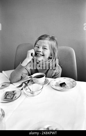 Røros März 1968 Aufnahme des Films über Pippi Langstrumpf aus den Büchern von Mastrid Lindgren. Pippi wird von Inger Nilsson gespielt. Hier ist Inger Nilsson selbst ohne Kostüm, trinkt Tee. Foto: Aage Storløkken / Aktuell / NTB Stockfoto