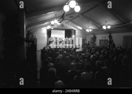 Alvdal August 1963. Die Premiere des Films 'Fresc kick' nach den Büchern von K. Aukrust wurde der Molkerei in Alvdal hinzugefügt. Hier reisten alle Hauptrolle, und die Einheimischen machten ein öffentliches Festival. Hier von der Premiere der Molkerei, wo das Spielerteam vor dem Filmstart unterhielt. Foto: Sverre A. Børretzen / Aktuell / NTB Stockfoto