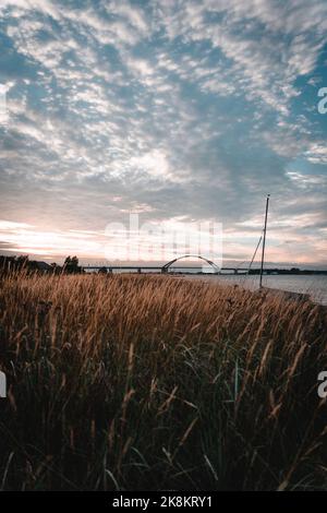 Die Fehmarn Sound Bridge in Deutschland gegen einen bewölkten Himmel bei Sonnenuntergang Stockfoto