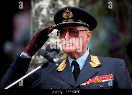 Molde 28. April 1990. König Olav unter Kongebjørka, wo er mit seinem Vater, König Haakon 7, vor fünfzig Jahren während eines deutschen Flugzeugangriffs auf Molde stand. Foto: Bjørn Owe Holmberg / NTB / NTB Stockfoto