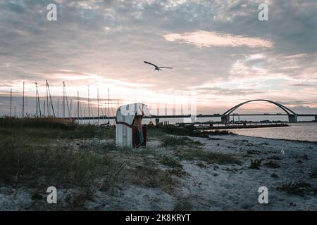 Die Fehmarn Sound Bridge in Deutschland gegen bewölkten Himmel bei Sonnenuntergang Stockfoto