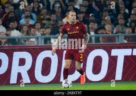 Roma's holländischer Verteidiger Rick Karsdorp kontrolliert den Ball während des Fußballspiels der Serie A zwischen AS Roma und SSC Napoli am 23. Oktober 2022 im Olimpico Stadium in Rom, im Zentrum Italiens. Stockfoto