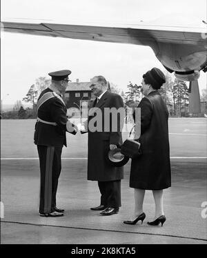 Oslo 19650510 Jugoslawien-Präsident Josip Broz Tito bei offiziellem Besuch / Staatsbesuch in Norwegen. Hier werden Tito und Lady in Fornebu von König Olav in Uniform empfangen. Foto: NTB / NTB Stockfoto