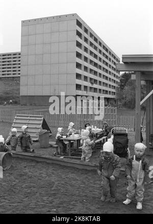 Oslo 19701107. ...... Aber das Auto ist Platz für. Aktueller Bericht über den Platz des Autos in der düsteren Stadt im Vergleich zu Kindern für Kinder. Haugenstua in Groruddalen. Foto: Ivar Aaserud / Aktuell / NTB Stockfoto