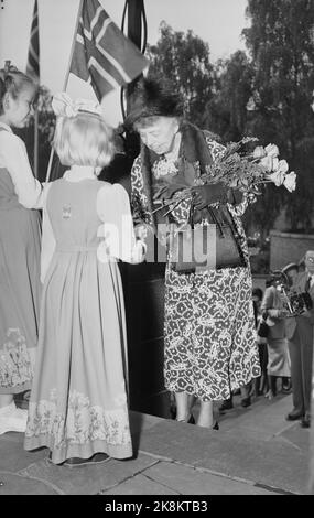 Oslo 19500607. Eleanor Roosevelt ist in Oslo, um die Statue ihres Mannes Frankelin D. Roosevelt in der Festung Akershus zu enthüllen. Frau Roosevelt liebt Kinder hier Sie ist an der Schule in Sagene, wo ihr von Schülern in Bunad Blumen überreicht wurden. Foto: Arne Kjus Current / NTB Stockfoto