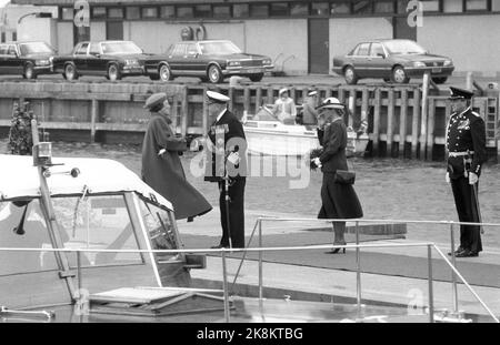 Oslo 19860513. Königin Beatrix der Niederlande kommt zu einem offiziellen Besuch nach Oslo und wird von König Olav auf Honnørbrygga begrüßt. Kronprinzessin Sonja (Rückseite) war ebenfalls anwesend. Foto: Morten Hvaal / NTB / NTB Stockfoto