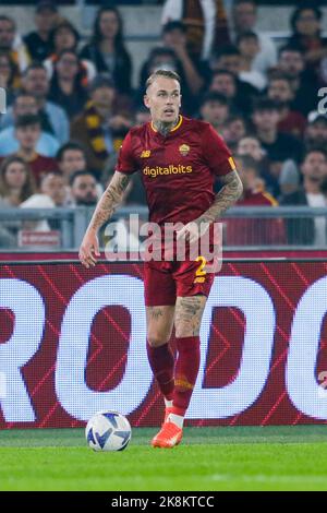 Roma's holländischer Verteidiger Rick Karsdorp kontrolliert den Ball während des Fußballspiels der Serie A zwischen AS Roma und SSC Napoli am 23. Oktober 2022 im Olimpico Stadium in Rom, im Zentrum Italiens. Stockfoto