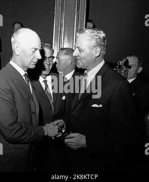 Oslo 19630928. „Rollenwechsel zum zweiten Mal“. Der Premierminister wird erneut Einar Gerhardsen (AP) (TV) genannt, nachdem John Lyng (H) (Th) am 25. September 1963 seine Koalitionsregierung mit der Rechten, der Christlichen Volkspartei, der Linken und der Zentrumspartei zurückgetreten hat. Foto: Aage Storløkken / Aktuell / NTB Stockfoto