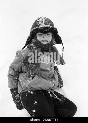 Tynset 11. Februar 1967, Bericht über Norwegens kältestes Dorf Tynset. Hier ist ein Charme von Tynset mit doppelten Schals und Hüten, um die Kälte draußen zu halten. Aber auch bei 30 Grad laufen die Kinder Skispringen. Foto: Aage Storløkken / Aktuell / NTB Stockfoto