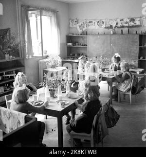 Oslo 1948. Nach so viel Spiel schmeckt das Essen im Kindergarten von Tøyenhus gut. In Oslo gibt es mit 40.000 Kindern unter Schulalter nicht mehr als 11 Kindertagesstätten und 24 Kindergärten. Mit 1000 Kindern im Vorschulalter im Großraum Oslo ist ein Kindergartenplatz viel zu klein. Auch die Erpressung von Vorschullehrern ist ein großes Problem. Foto: SV. A. Børretzen / Aktuell / NTB Stockfoto