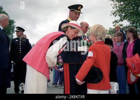 Årnes 19910620: Unterzeichnung Reise Juni 1991. König Harald V - Unterzeichnung und Sigsninger. Im Bild: Zwei kleine Reiter des Nes Riding Club, Connie (9) und Lars (7), begrüßen bei der Ankunft Blumen für das königliche Paar. Das königliche Paar nahm sich Zeit für ein kleines Gespräch über den Reitersport mit den beiden Kindern. Foto: Lise Åserud Stockfoto