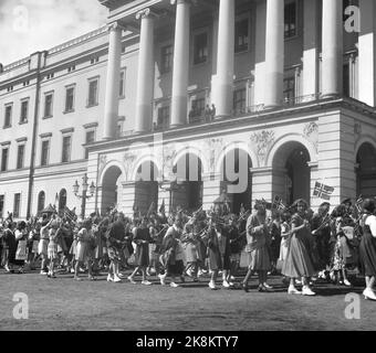 Oslo, 17. Mai 1954. Der Kinderzug fährt fast still am Schloss vorbei, Prinzessin Märtha starb am 5. April dieses Jahres, so dass die Feier vom 17. Mai etwas gedämpft war. Die königliche Familie steht auf dem Balkon und Wellen. Foto; NTB / NTB Stockfoto