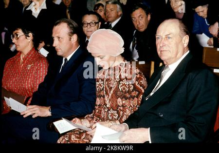 Stockholm 197612. Von links Prinzessin Astred, Kronprinz Harald, Kronprinzessin Sonja und König Olav bei der Einweihung der Mærtha-Kirche in Stockholm. Foto: Erik Thorberg NTB / NTB Stockfoto