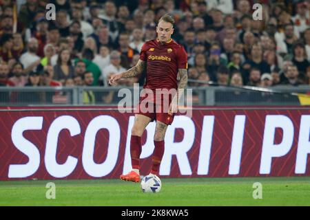 Roma's holländischer Verteidiger Rick Karsdorp kontrolliert den Ball während des Fußballspiels der Serie A zwischen AS Roma und SSC Napoli am 23. Oktober 2022 im Olimpico Stadium in Rom, im Zentrum Italiens. Stockfoto