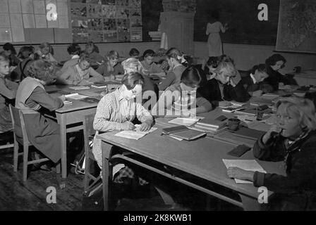 Oslo Dezember 1952 "Unsere Meinung über euch Erwachsene" zwei Mädchenklassen der Bjølsen-Schule und eine Knabenklasse der Uranienborg-Schule haben das Magazin in einem Stil mit dem Titel "so sind die Erwachsenen - so sollten sie sein" aus dem Mund genommen. Hier vom Mädchenunterricht an der Schule in Bjølsen. Konzentriert. Foto: Current / NTB Stockfoto