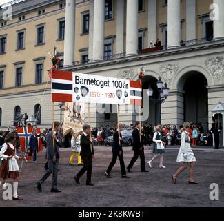 Oslo 19700517. Mai 17 in Oslo. Die Jahrhunderte der Kinderzüge sind mit einem Plakat im Zug gekennzeichnet. Kronprinzessin Sonja und Kronprinz Harald sind allein auf dem Schlossbalkon. König Olav war krank und konnte nicht anwesend sein. Foto: Current / NTB Stockfoto