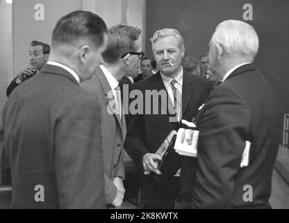 Oslo 19630928 'Rollenwechsel zum zweiten Mal' Parlamentarisches Drama im Storting. Die Debatte dauerte 30 Stunden. Der Premierminister heißt wieder Einar Gerhardsen, nachdem die Koalitionsregierung von John Lyng rechts, der Christlichen Volkspartei, der Linken und der Zentrumspartei am 25. September 1963 zurückgetreten ist. Das NRK-Fernsehen nimmt Aufzeichnungen über die gesamte Debatte auf und übermittelt sie dem norwegischen Volk. Ein rauchenden John Lyng (H) in der Mitte. Foto: Aage Storløkken / Aktuell / NTB Stockfoto