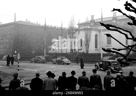 Oslo 19490129 die Führer der nordischen Länder treffen sich in der Militärgesellschaft, um eine nordische Verteidigungskooperation zu erreichen. Der Plan wird am 29/1. Hier kommen die Autos der Delegationen in die Militärgesellschaft. Funkelte Menschen mit einem Hut in Siloette im Vordergrund. Foto: SV. A. Børretzen / Aktuell / NTB Stockfoto