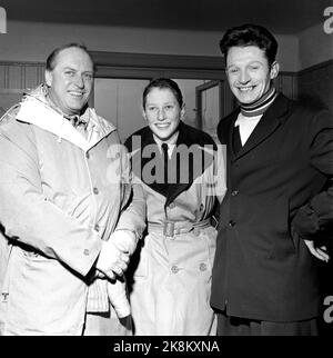 19520219 Oslo: Olympische Spiele, Winterolympiade, Schlittschuhlauf, schnelles Rennen, 10.000 Meter: Der Sieger Hjalmar Andersen 'Hjallis' (Th) wurde vom Kronprinzen Olav v. a.. Und Prinz Harald, nach dem Rennen. Foto: Current, Archiv / NTB Stockfoto