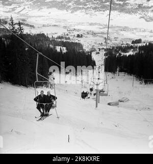 Hakadal 19630113 das neue Skigebiet Varingskollen wurde eröffnet, mit Sessellift, alpinen Loipen und Wanderwegen. Hier ist ein Bild vom Skilift. Foto: Thorberg / NTB / NTB Stockfoto