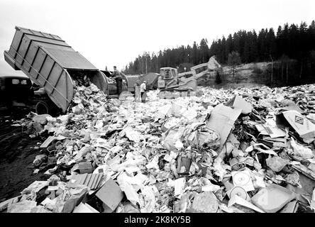 Oslo im Herbst 1965. Oslo Cleaning Work hat 104 Müllwagen, und Reinigungskräfte leeren zwei- bis dreimal pro Woche 70.000 Mülltonnen, das sind fast 90.000 Tonnen Haushaltsmüll pro Jahr. Davon sind 10-12 Tonnen Lebensmittelrückstände, und ein nicht unbedeutender Teil sind gefährliche Abfälle. Der größte Teil der Abfälle landet auf den Füllungen in Grorud und Romsås, während Sprengstoffe und brennbare Substanzen wie Farbe, Lack und Chemikalien auf dem Alfaset-Betrieb verbrannt werden und der Rauch sich wie eine dicke, schwarze Wolke über Alnabru absetzt. Foto: Sverre A Børretzen / Aktuell / NTB Stockfoto