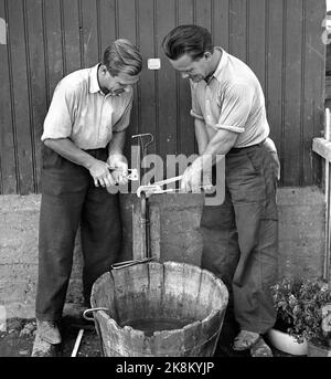 Drøbak 19470902 die Dürre und der Wassermangel im Sommer 1947 waren auch in Drøbak spürbar. Das Wasser war in Drøbak geschlossen, und jeder wurde dazu beordernet, Wasser in Eimern zu holen. FOTO: LYNAU / NTB / NTB Stockfoto