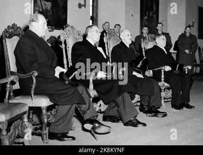 Oslo 195203. König Gustaf Adolf und Königin Louise von Schweden werden offiziell in Norwegen besucht. Hier Besichtigung des Schlosses Akershus zusammen mit Kronprinz Olav (f.) König Gustaf Adolf und König Haakon (der Mann ohne Namen). Die Royals mit Mantel, gestreifter Hose und Stoffhut liegen im Schoß. Foto: NTB / NTB Stockfoto