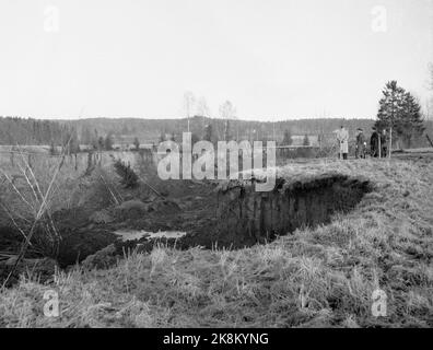 Ullensaker 19531225 Weihnachten bekam eine traurige Einführung in die Menschen auf dem kleinen Bauernhof Fagereng in Borgen in Ullensaker. Am kleinen Heiligabend wurde ihr Haus von einem Lehmrennen eingenommen. In einer Länge von 1200 Metern brachte die Lawine Gebäude und Tiere. Die Bewohner wurden in Sicherheit gebracht, und die meisten Tiere wurden ebenfalls gerettet. Foto: NTB / NTB Stockfoto