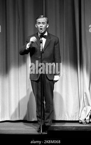 Der 1964 19-jährige Dag Frøland aus Oslo Nov. ist ein Multitalent. Der Revisionsstar, der seine eigenen Shows schreibt und performt, wird nun Auf Wiedersehen zum Revue-Leben sagen und sich auf medizinische Studien konzentrieren, wie ein Präsider für die Prüfung antritt. Hier Frøland er auf der Bühne des Chat Noir, wo er eine seiner eigenen Shows aufführt. Foto: Storløkken / Aktuell / NTB Stockfoto