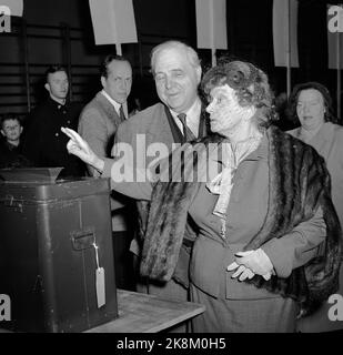 Oslo 19531012 die Parlamentswahlen 1953 waren die ersten Wahlen, nachdem die sogenannte Bauernabteilung aufgehoben wurde. Die Labour Party bekommt eine Mehrheit. Hier stimmen der Politiker Carl Joachim Hambro und Frau. Letzteres mit schönem Hut mit Schleier und Pelzboa. Foto: NTB / NTB Stockfoto