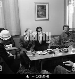 Oslo, 17. Mai 1961. Israels Außenminister Gold besucht Norwegen noch mehr. Hier bei einer Pressekonferenz in der israelischen Botschaft. Golda mehr sitzen auf der Couch mit Botschafter Rinde Katze auf seinem h. Seite. Foto: Aage Storløkken / Aktuell / NTB Stockfoto