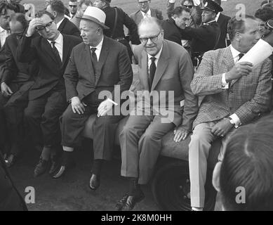 Schweden 196400704. Der sowjetische Führer Nikita Chruschtschow zu einem offiziellen Besuch in Sveige. Hier besucht Chruschtschow die Hagbyberga Säteri, um sich die Landwirtschaft anzusehen. Die Gäste wurden mit Traktoranhängern transportiert, und die schwedische Polizei wurde angewiesen, Chruschtschow während des Besuchs zu umherzurufen. Nr. 2 (f.h.) Chruschtschow, Premierminister Tage Erlanger und Vermieter Bengt Weiberg. Foto: Current / NTB Stockfoto