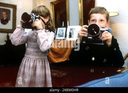 Asker 197909: Die Kronprinzenfamilie in Skaugum, September 1979. Das Kronprinzenpaar und die Kinder, die zu Hause in Skaugum fotografiert wurden. Das Bild: Prinz Haakon Magnus und Prinzessin Märtha Louise können einige der Fotoausrüstung für die Pressefotografen ausprobieren. Foto: Bjørn Sigurdsøn / NTB / NTB Stockfoto