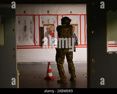 Calw, Deutschland. 24. Oktober 2022. Task Forces des Special Forces Command (KSK) demonstrieren Training in einem Schießstand. Der Minister informiert sich über den Stand der Umsetzung des Reformpakets und die Leistung der Einheit. Quelle: Bernd Weißbrod/dpa/Alamy Live News Stockfoto