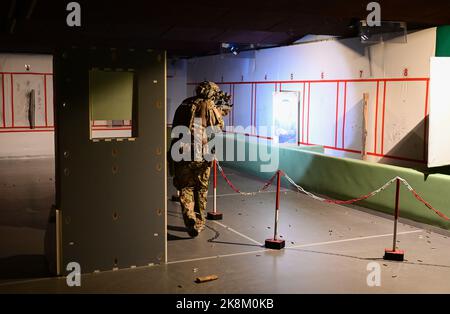 Calw, Deutschland. 24. Oktober 2022. Task Forces des Special Forces Command (KSK) demonstrieren Training in einem Schießstand. Der Minister informiert sich über den Stand der Umsetzung des Reformpakets und die Leistung der Einheit. Quelle: Bernd Weißbrod/dpa/Alamy Live News Stockfoto