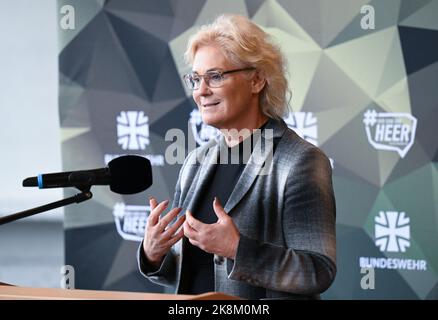 Calw, Deutschland. 24. Oktober 2022. Bundesverteidigungsministerin Christine Lambrecht (SPD) gibt während ihres Besuchs beim Sondereinsatzkommando (KSK) eine Erklärung ab. Der Minister informiert sich über den Stand der Umsetzung des Reformpakets und über die Leistung der Einheit. Quelle: Bernd Weißbrod/dpa/Alamy Live News Stockfoto