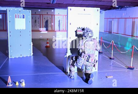 Calw, Deutschland. 24. Oktober 2022. Task Forces des Special Forces Command (KSK) demonstrieren Training in einem Schießstand. Der Minister informiert sich über den Stand der Umsetzung des Reformpakets und die Leistung der Einheit. Quelle: Bernd Weißbrod/dpa/Alamy Live News Stockfoto