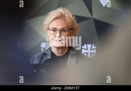 Calw, Deutschland. 24. Oktober 2022. Bundesverteidigungsministerin Christine Lambrecht (SPD) gibt während ihres Besuchs beim Sondereinsatzkommando (KSK) eine Erklärung ab. Der Minister informiert sich über den Stand der Umsetzung des Reformpakets und über die Leistung der Einheit. Quelle: Bernd Weißbrod/dpa/Alamy Live News Stockfoto