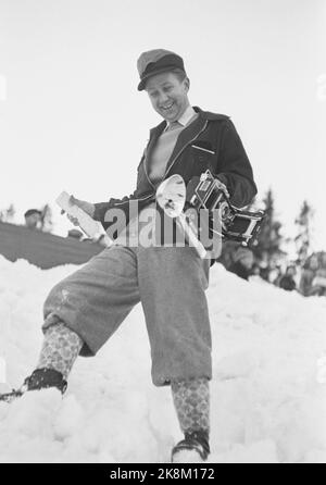 Holmenkollen, Oslo 19500318. Springen in Holmenkollbakken. Der Wind wehte das gesamte Holmenkollrennet weg, aber nach drei Stunden Verschiebung beruhigte er sich. 90.000 Zuschauer waren auf den Tribünen und in Sletta anwesend. Hier sehen wir einen glücklichen Pressefotografen, der Events fotografiert. Nikkers. Foto: Sverre A. Børretzen / Aktuell / NTB Stockfoto