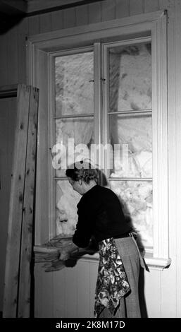 Kragerø 19540320. Südnorwegen steht kurz vor dem Erwürgen durch Schnee. Im Februar kippte der Schnee 23 Tage lang Tag und Nacht. Straßen waren blockiert, Züge schneiten hinein, Autos verschwanden unter den Schneemassen, an vielen Stellen fast nur der Schornstein, der über den Häusern hing. Der Schnee lag meterhoch in den Straßen und der Schnee Tag und Nacht. An einigen Stellen in der Stadt wurden die Fenster durch den Druck des Schnees gegen das Fenster zerquetscht. Foto: Aage Storløkken / Aktuell / NTB Stockfoto