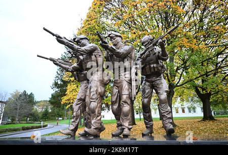 Calw, Deutschland. 24. Oktober 2022. Das Denkmal am Eingang des Kommandos der Spezialeinheiten in Calw. Quelle: Bernd Weißbrod/dpa/Alamy Live News Stockfoto