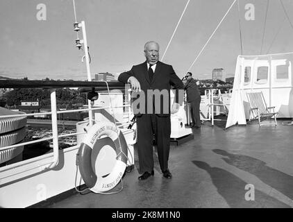 Oslo 19661001. Der Regisseur Alfred Hitchcock (66) über Norwegens Besuch. Alfred Hitchcock ist in Oslo, um eine Pressekonferenz abzuhalten, um einen Sturm über seine jüngsten Mittagessen zu erzeugen. Hier auf der Kieler Fähre Kronprinz Harald, im Hafen von Oslo, auf dem Weg nach Deutschland. Foto: Jan Erik Olsen Current / NTB Current no.40 1966-11-01S.20 'Hitchcock I Want to Home' Stockfoto